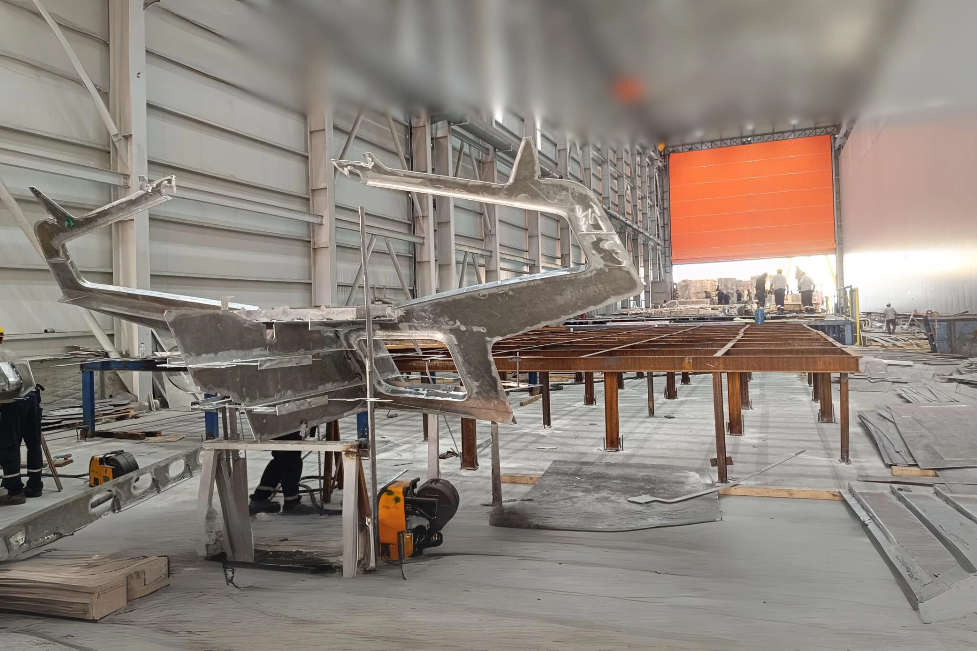 The welding of a part belonging to the yacht's mast (the longest ship's pole) is being done.